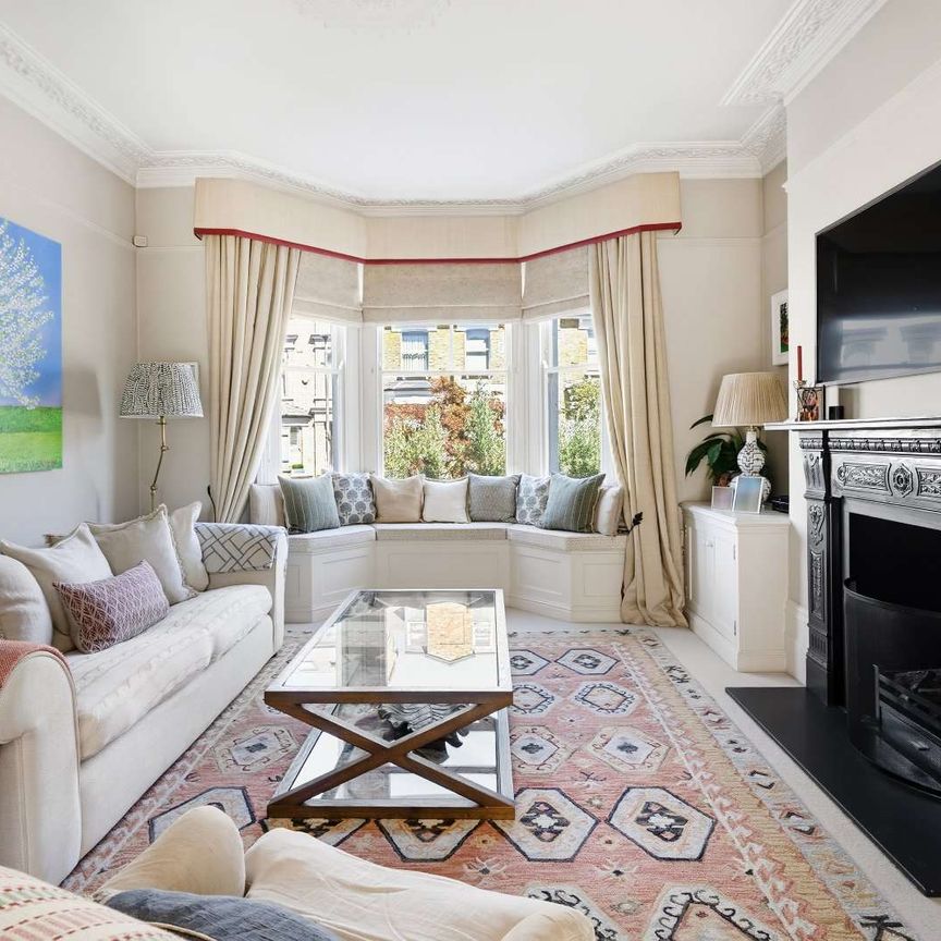 Spacious three-floor home with stunning garden retreat - Photo 1