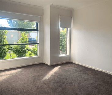 Stunning 4-Bedroom Family Home in Roxburgh Park - Photo 3