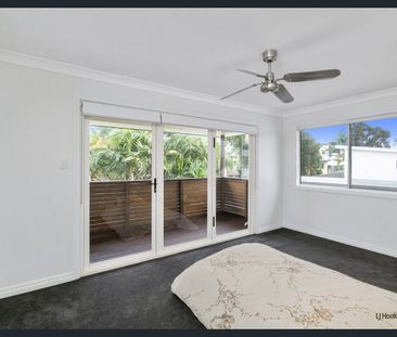 Four Bedroom Duplex With Pool - Walk To Beach - Photo 2