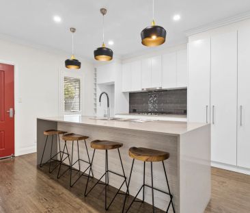 Charming cottage with fresh renovations - Photo 3