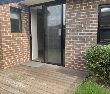 Modern 3 Bedroom Townhouse in Prime Location!! - Photo 5