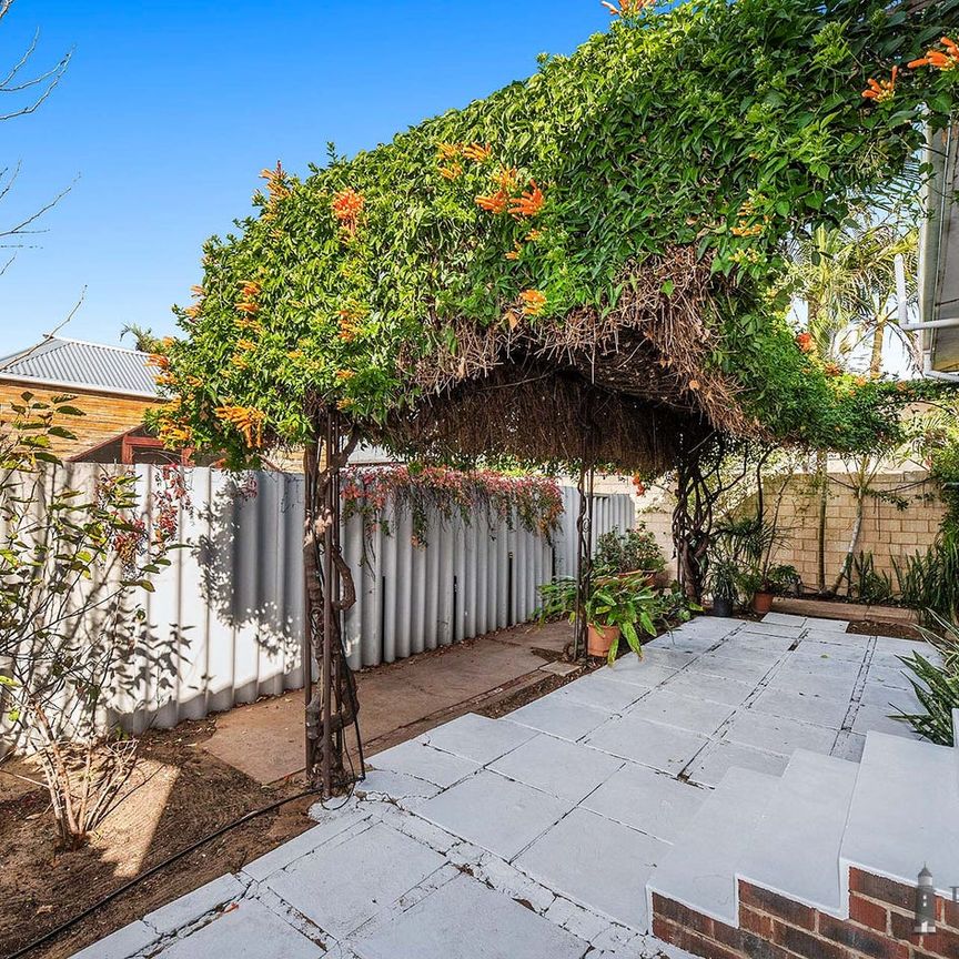 Charming One Bedroom Home - Photo 1