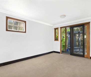 Stylish, Sunlit Cottage Just Steps from Cremorne Village - Photo 2