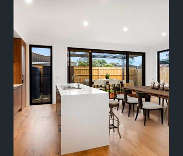 ULTRA MODERN THREE BEDROOM TOWNHOUSE - Photo 4