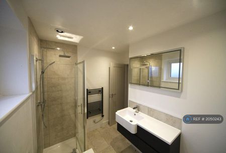 3 bedroom semi-detached house to rent - Photo 3