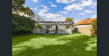 Contemporary Family Home Moments from Cabarita Waterfront - Photo 2