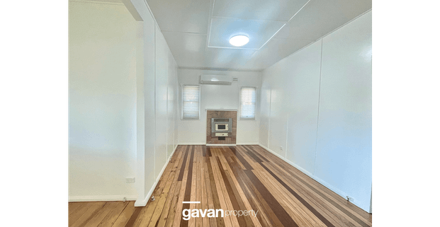 This tidy 3 bedroom home is located only minutes walk to the beaches and local shops. - Photo 1