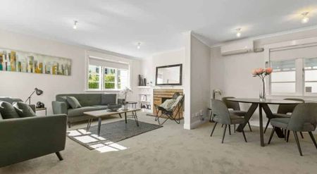 Fully Furnished Art Deco Apartment - Photo 3