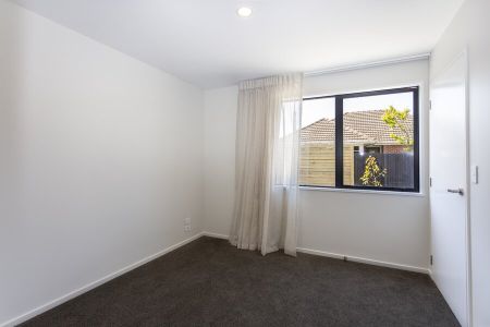 Brand new 2 bedroom townhouse – pet friendly! - Photo 2