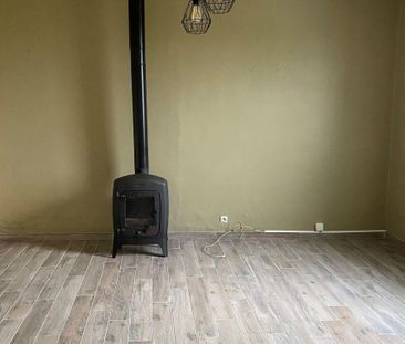 Une maison comprenant : Rdc ; salon séjour avec feu à bois, cuisine... - Photo 1