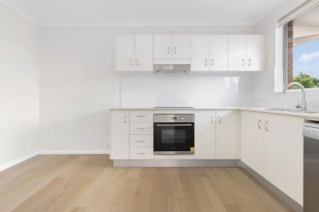 Exquisitely renovated Apartment with a leafy outlook - Photo 4