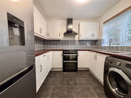 Wheelers Hill, Hook, Hampshire, RG27 - Photo 2
