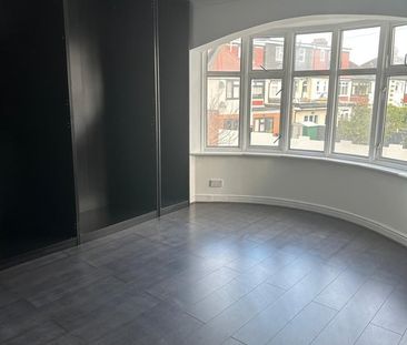 3 Bed Semi-Detached House, Sandhurst Drive, IG3 - Photo 5