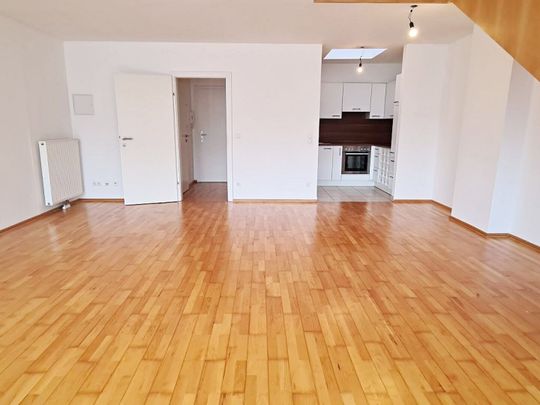 DACHGESCHOSS, FERNLICK, 95 m2 Neubau mit 22 m2 Freifläche, Wohnküche, 1 Zimmer, Wannenbad, Parketten, Innstraße - Photo 1