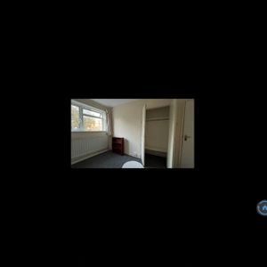 1 bedroom in a flat share to rent - Photo 2