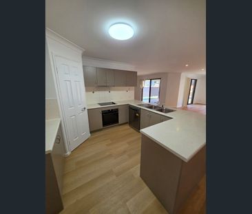 Beautifully Renovated Family Home Opposite a Park - Photo 6