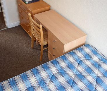 4 bedroom end of terrace house to rent - Photo 3