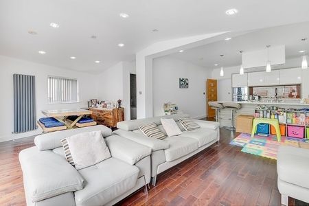 3 bedroom maisonette to rent - Photo 2