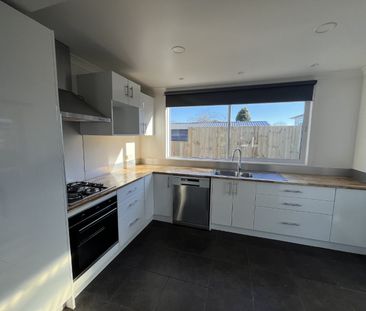 3 Bedroom Home Plus Outside Room! - Photo 6