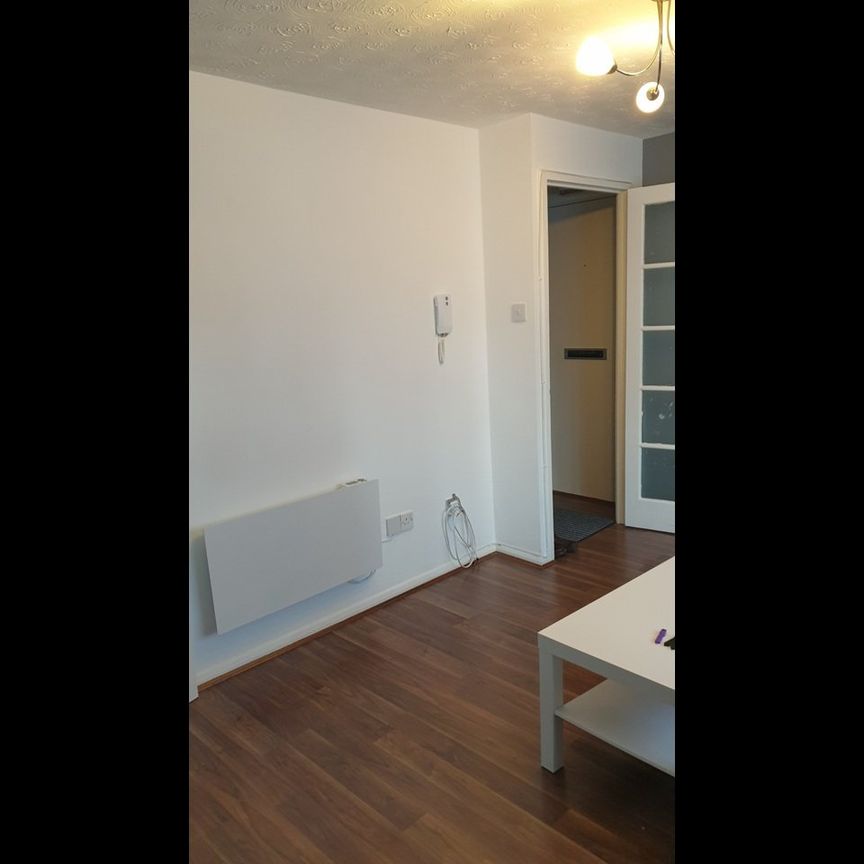 1 Bed Flat, Viking Place, E10 - Photo 1