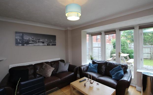 *** STUDENT HOUSE *** A large five bedroom house with two bathrooms. Offered on a furnished basis with bills included (gas, water, electric and internet) from June 2026. - Photo 1