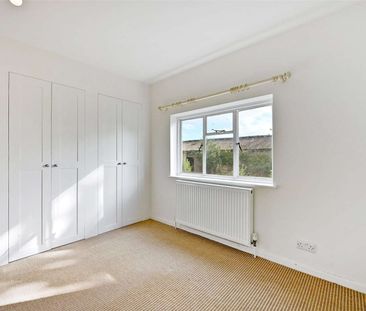 Lovely home in the charming village of Barnsley. - Photo 2