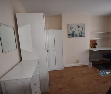 4 bedroom semi-detached house to rent - Photo 2