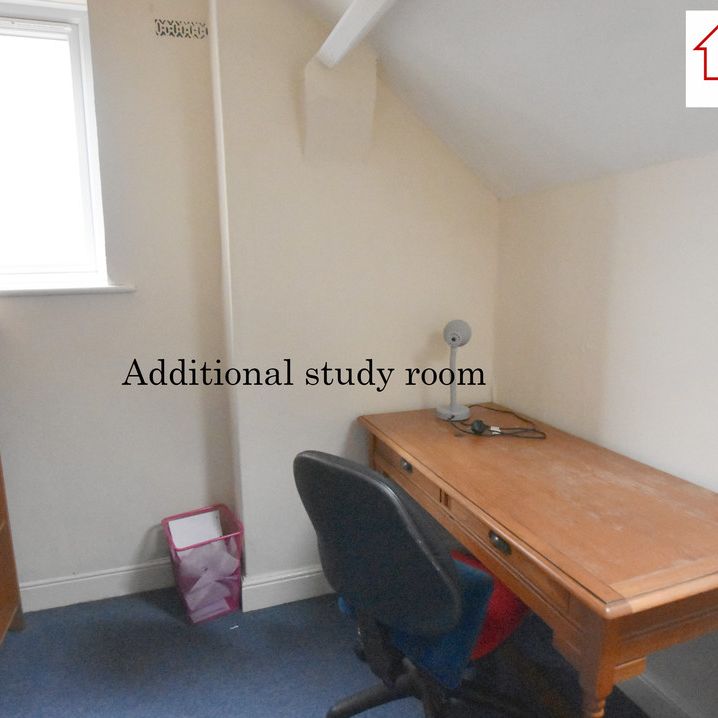 4 Bedroom Mid Terraced House - Photo 1