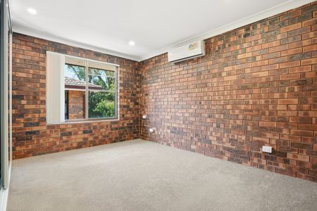 Air-Conditioned Three Bedroom Townhouse with Large Easy-Care Courtyard and Single Garage! - Photo 5