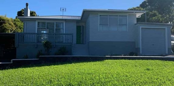 Recently Renovated, Modern design, Peaceful living. - Photo 2