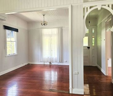 Spacious Dual-Level Family Home with 6 Bedrooms – Newly Renovated D... - Photo 4