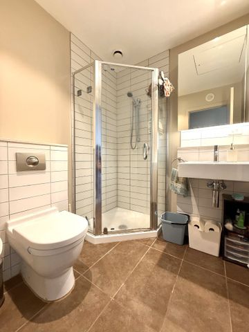 City Living - 2 Bedroom Apartment with secured covered car park - Photo 5