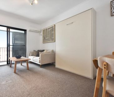 Furnished Modern Studio Unit in Randwick Central! - Photo 1