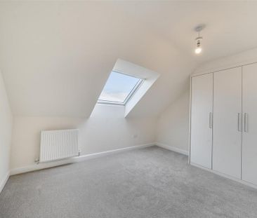 4 bedroom end of terrace house to rent - Photo 2