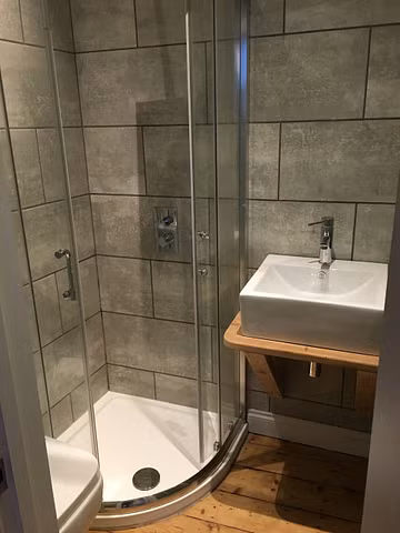 Modern Ensuite in Quiet Professional Home - Photo 5