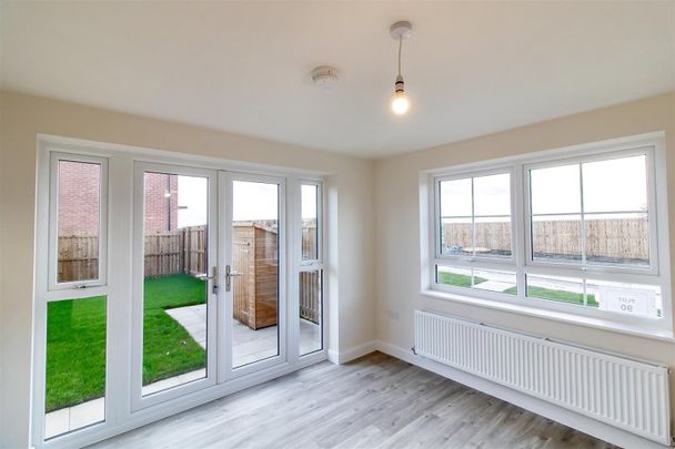 3 Bedroom House - Terraced - Photo 1