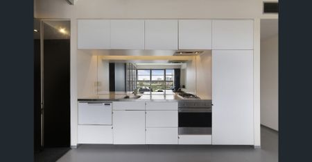 Sleek furnished apartment moments from Hyde Park - Photo 5