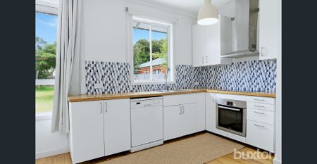 Sun-Filled 3 Bedroom Family Living in a Parkside Cul-de-Sac - Photo 3