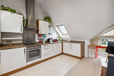 A stunning flat with its own street entrance, occupying the entire first and second floors - Photo 4