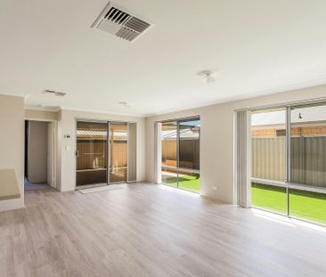 BEST KEPT SECRET IN SECRET HARBOUR ! - Photo 1