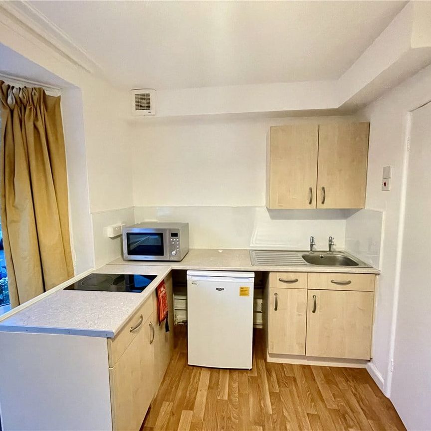 A ground floor studio flat for single occupation only. - Photo 1