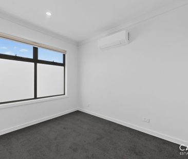 Modern & Low-Maintenance Living in the Heart of Cranbourne - Photo 4