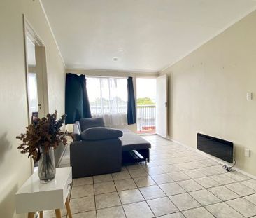 A spacious upstairs unit, Double Grammar zone. - Photo 1