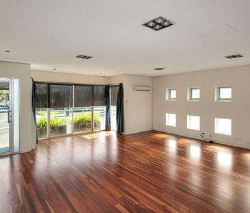 Oversized 2 bedroom apartment with own street entrance - Photo 3