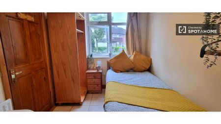 Room for rent in 6-bedroom apartment in Dublin - Photo 2