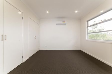 MODERN THREE BEDROOM TOWNHOUSE - Photo 2