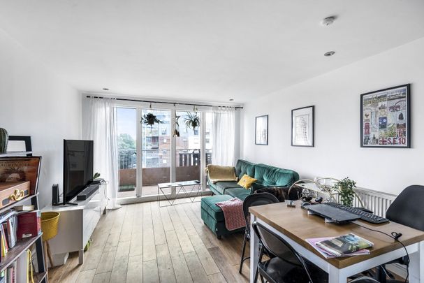 Seren Park Gardens, London, SE3 - Photo 1