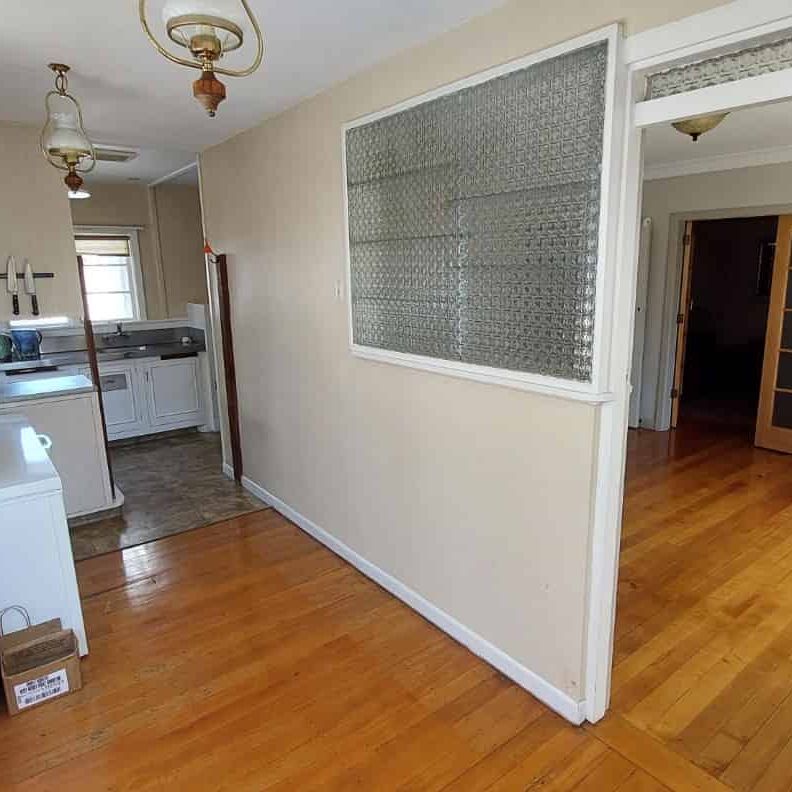 Character filled, perfect for groups sharing! - Photo 1