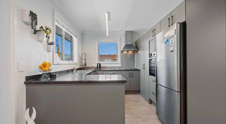 Modern, Low-maintenance 2-Bedroom Townhouse with Great Heating & Easy-Care Living - Photo 2