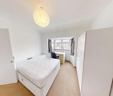 4 bedroom semi-detached house to rent - Photo 6